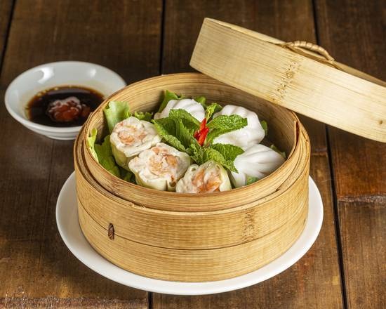Steamed shrimp and pork dumplings (Ha Cao) in a bamboo basket