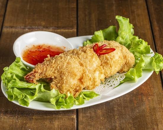 Crispy breaded fried prawns served on fresh lettuce